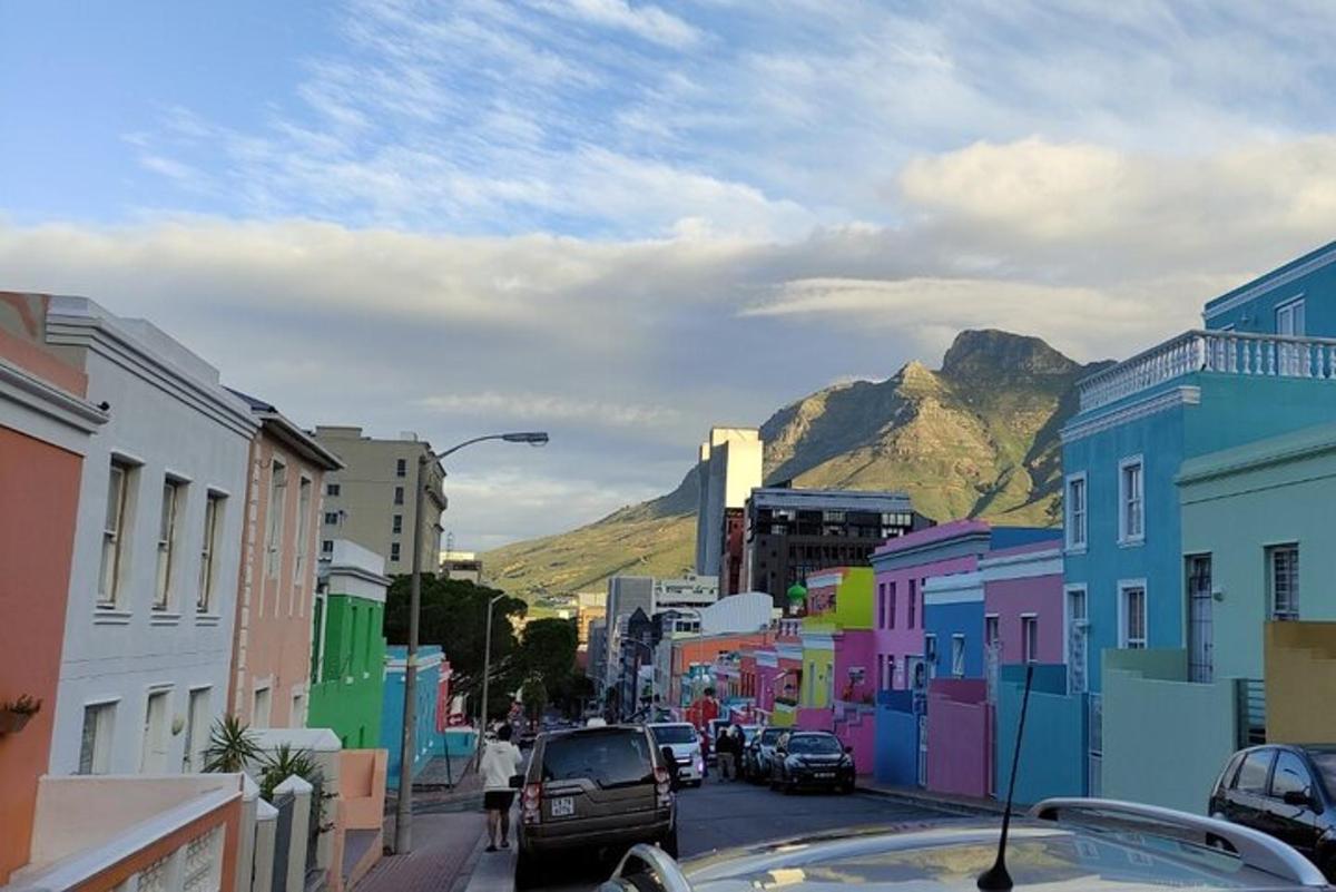 uma rua da cidade com uma montanha ao fundo