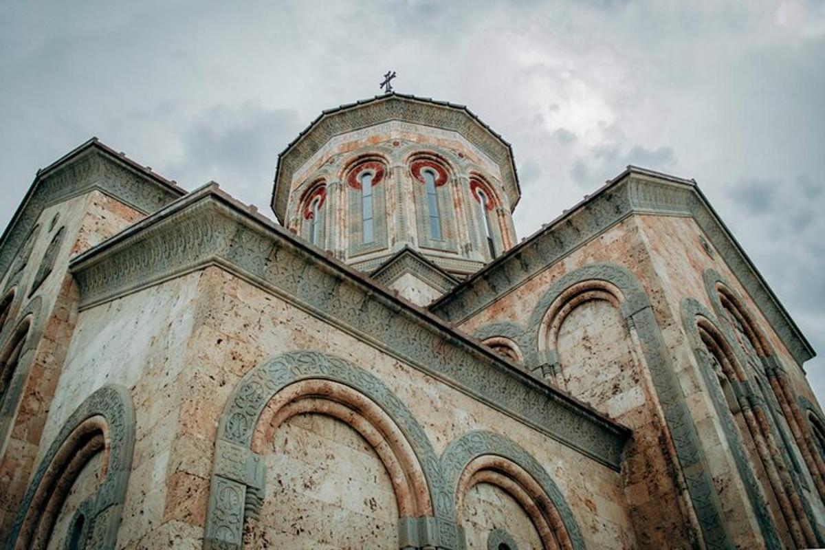 μια παλιά εκκλησία με έναν σταυρό στην κορυφή της