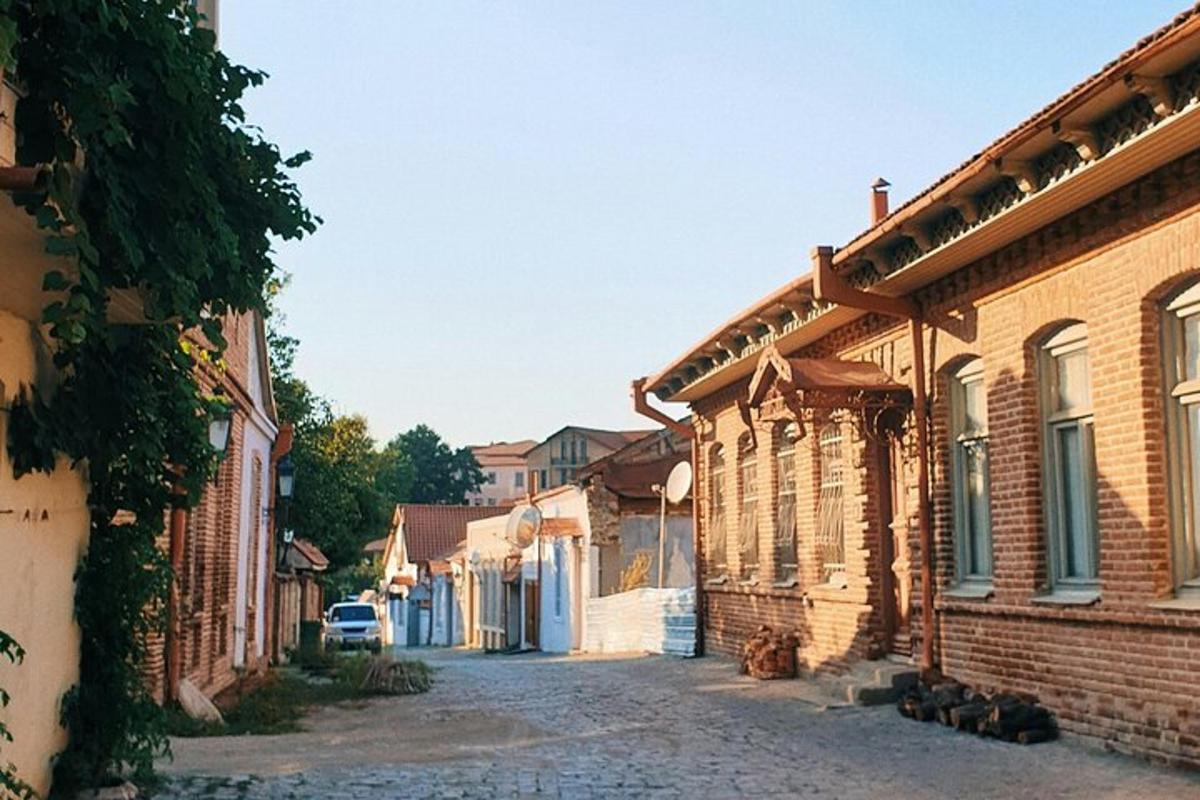 ένα σοκάκι σε μια πόλη με τούβλινα κτίρια
