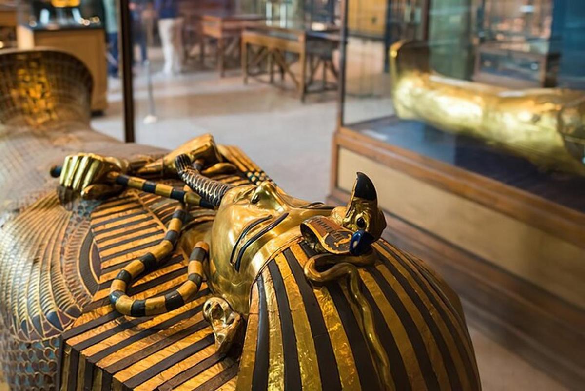 une statue d'un chat allongé sur un banc dans un musée