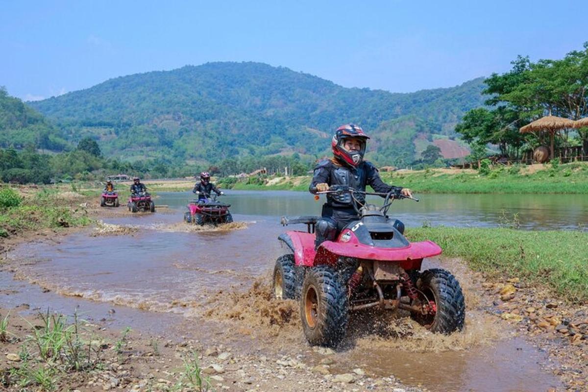 un uomo che attraversa un fiume su un quad