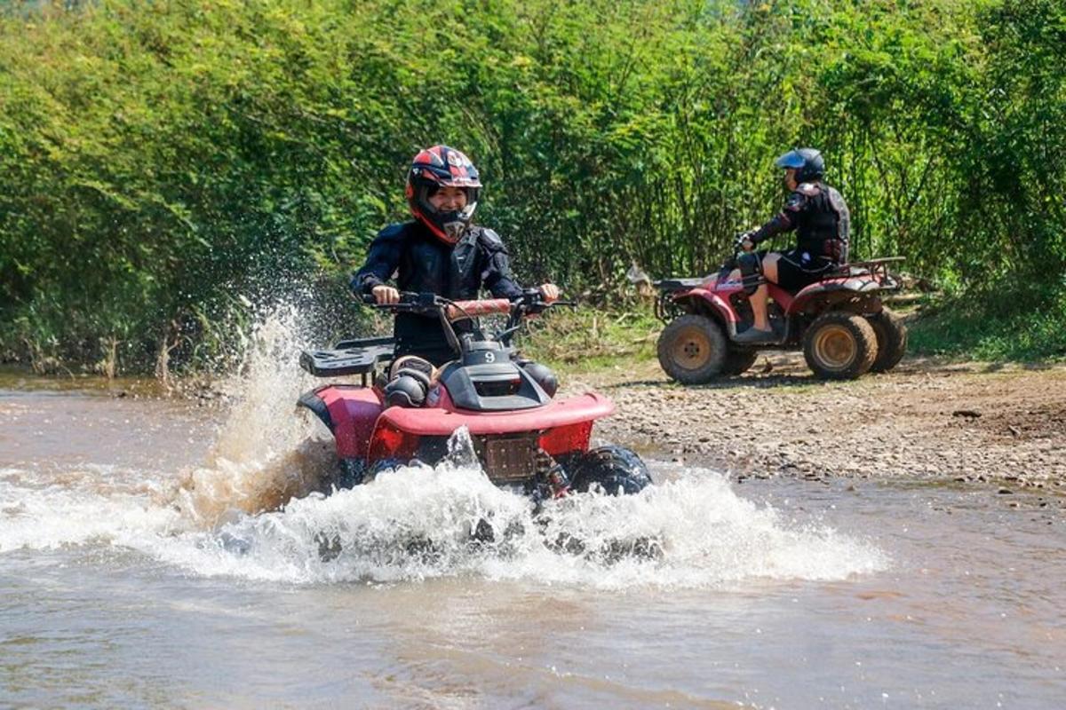due persone che attraversano un fiume su quad