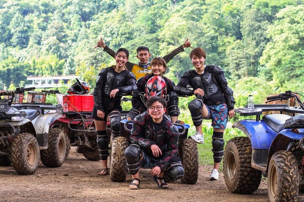 un gruppo di persone in posa per una foto davanti ai quad
