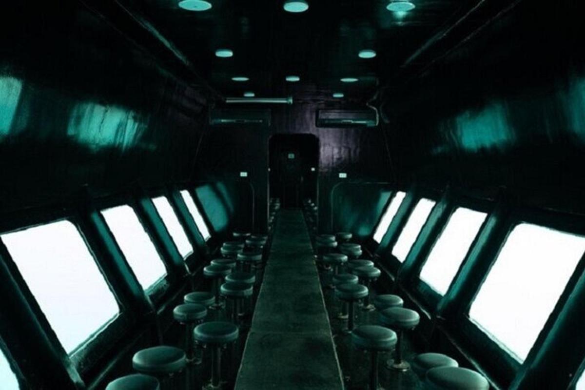 una fila di sedili in un treno con finestrini