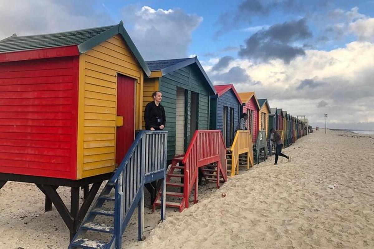 eine Reihe bunter Strandhütten am Strand