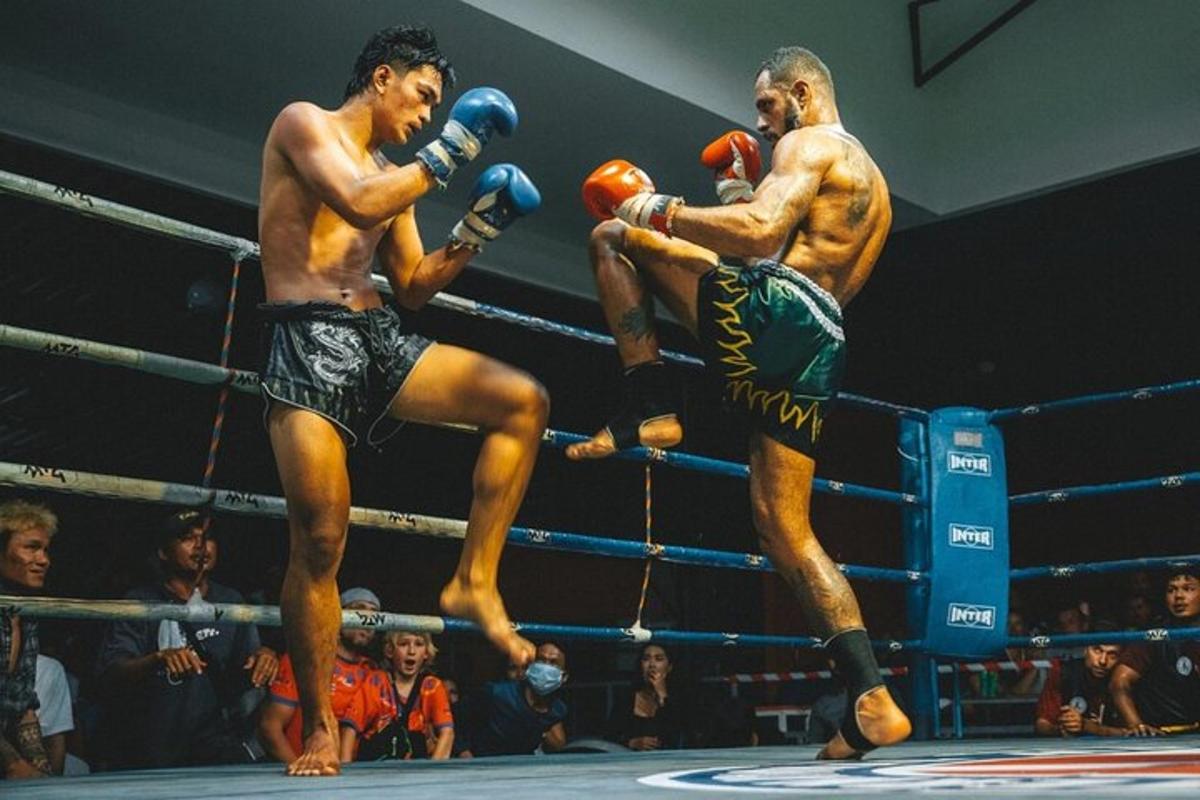 dois homens estão lutando boxe