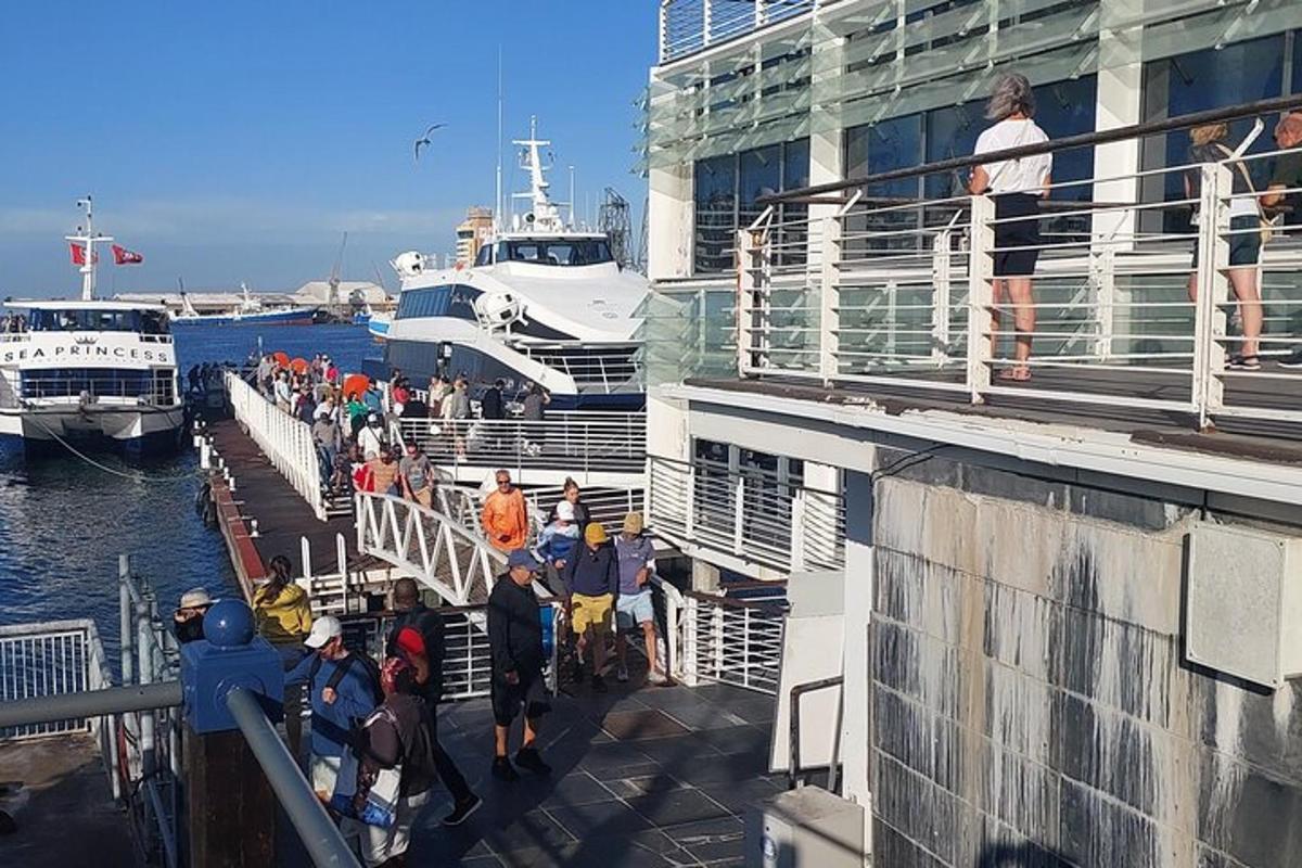 un gruppo di persone sul ponte di una nave da crociera