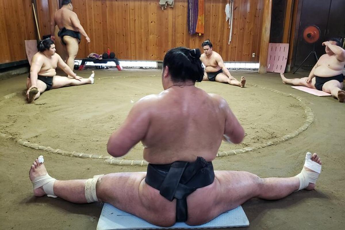 một nhóm đàn ông đang ngồi trong lớp yoga