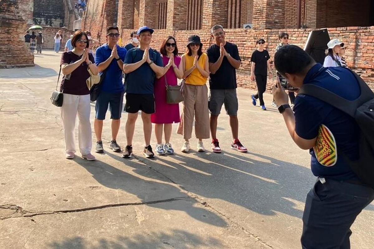 un uomo che scatta una foto a un gruppo di persone
