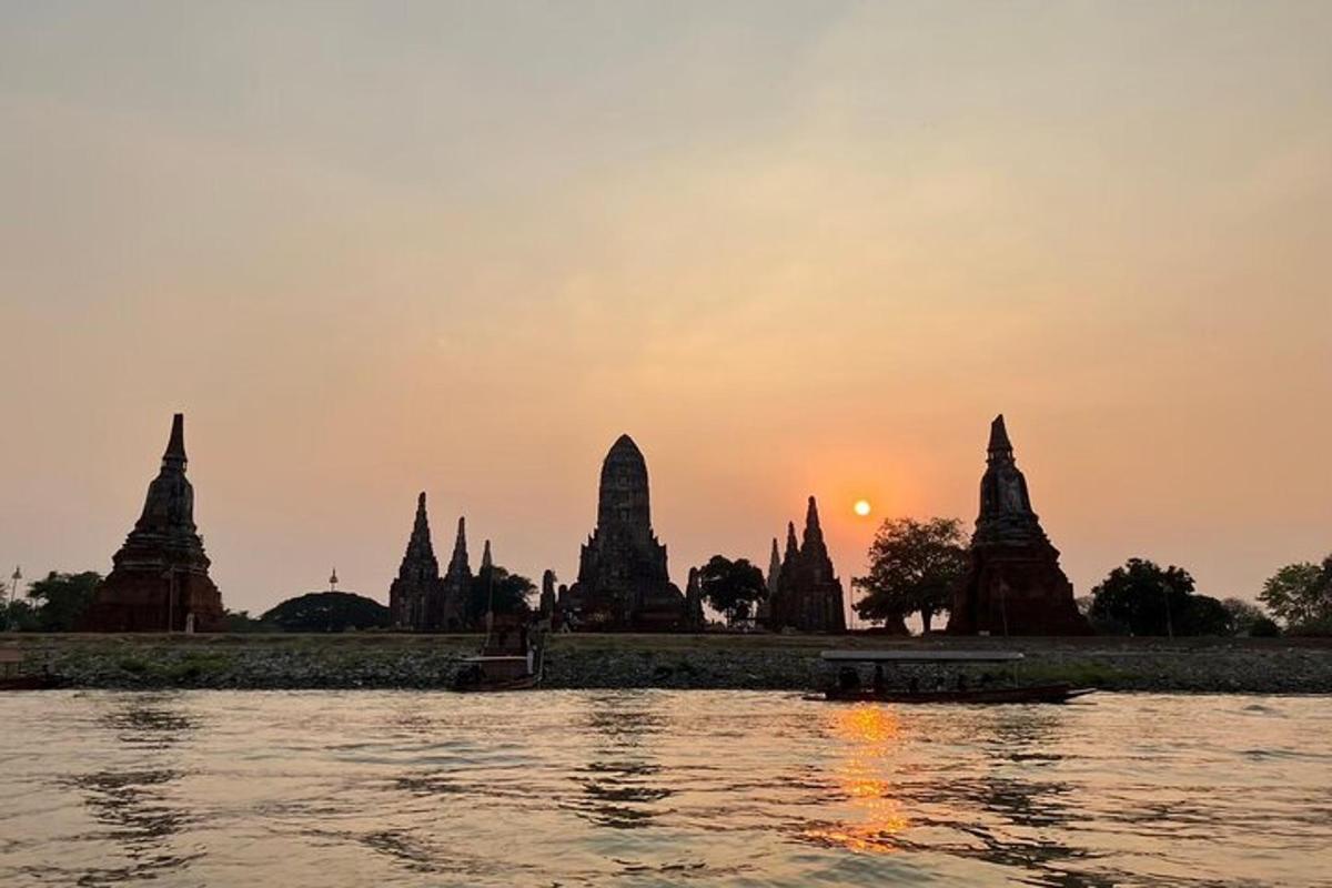 una vista di un tempio dall'acqua al tramonto