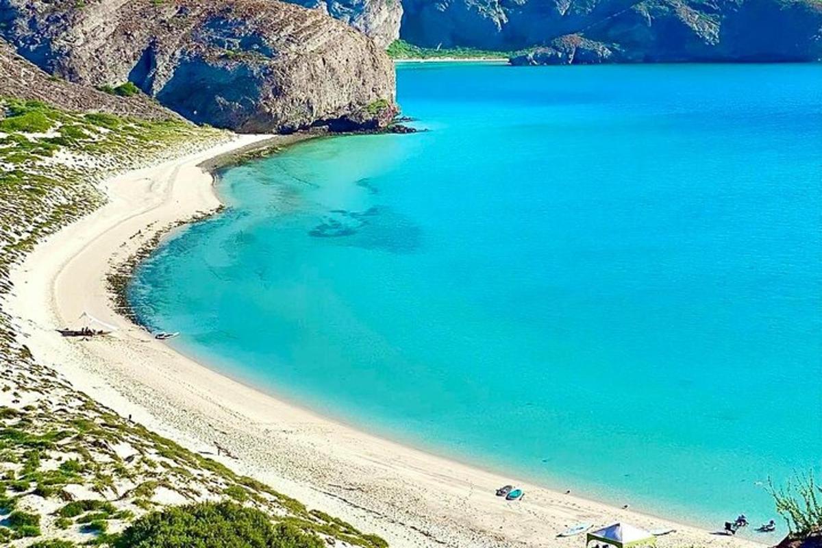 una platja amb una gran massa d'aigua blava
