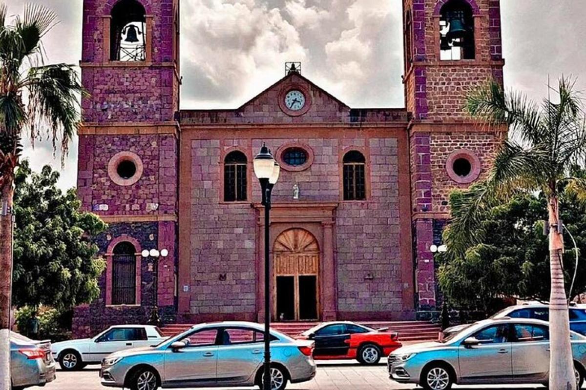 una chiesa con le auto parcheggiate davanti