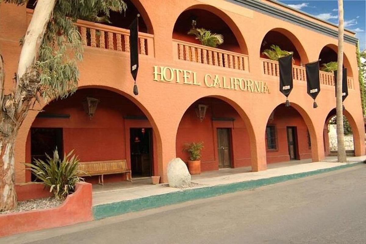 un edifici d'hotel amb un rètol que diu "Hotel Califòrnia"