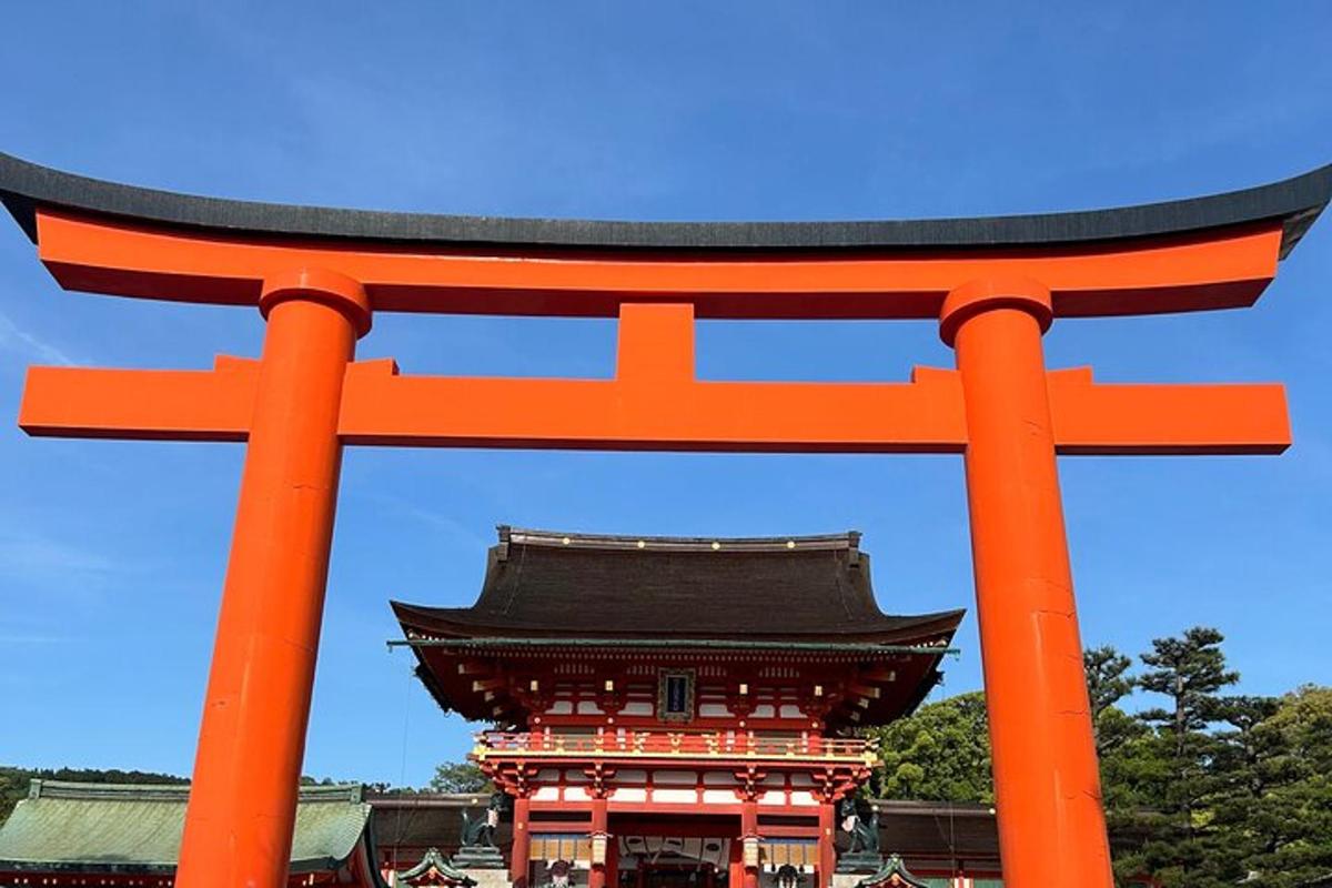 pomarańczowa brama torii przed budynkiem