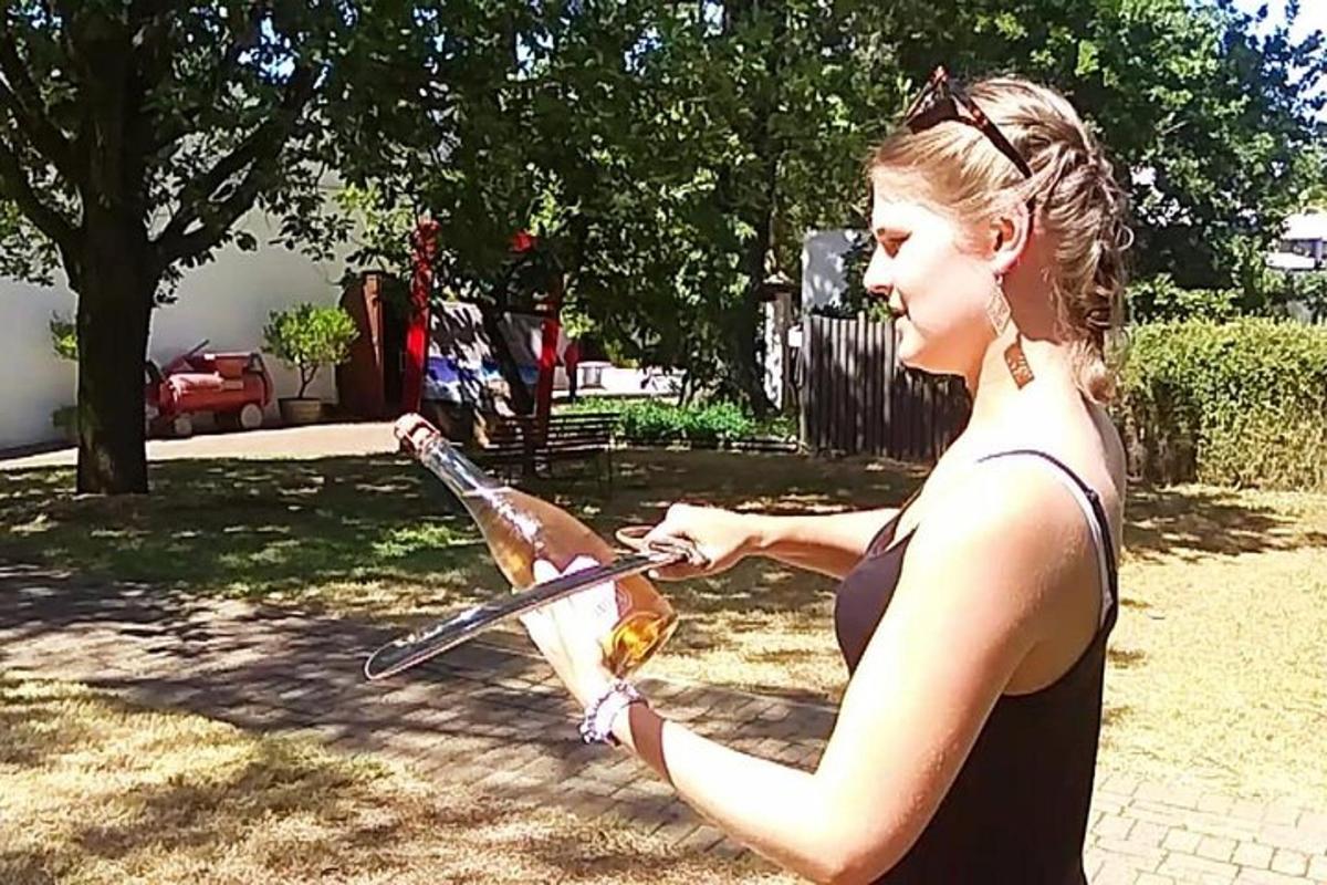 eine Frau hält eine Flasche Wein