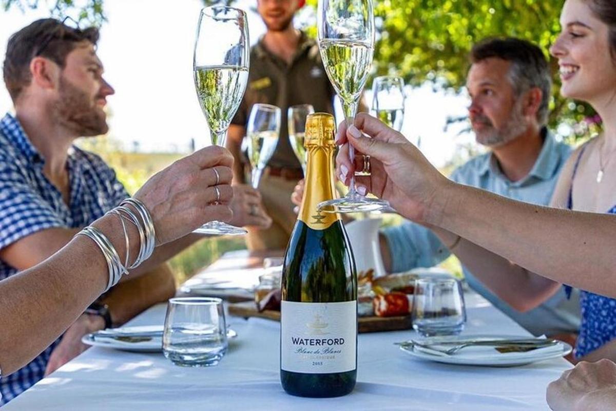 un gruppo di persone sedute a un tavolo con bicchieri di vino
