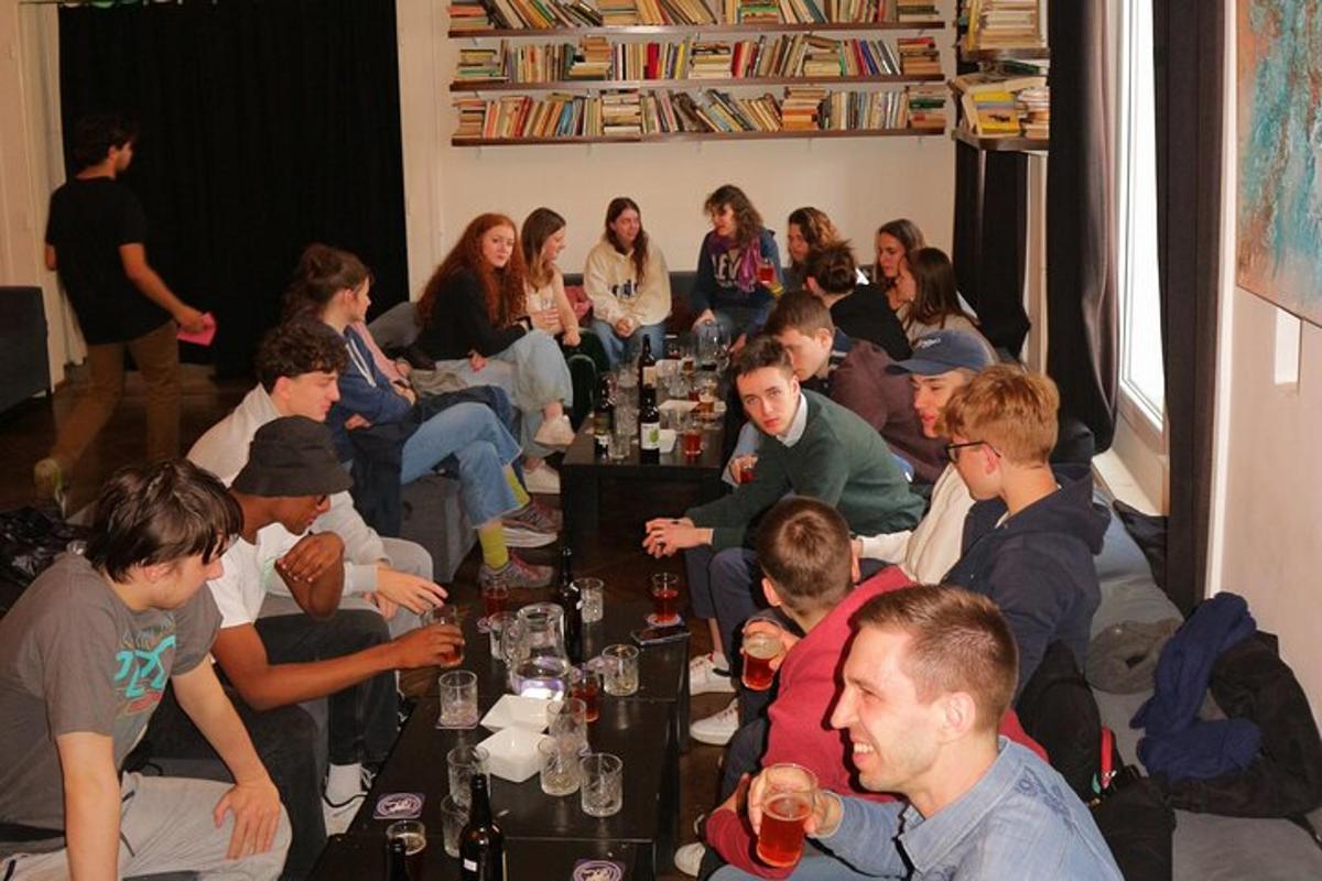 skupina ľudí sediacich v miestnosti s nápojmi