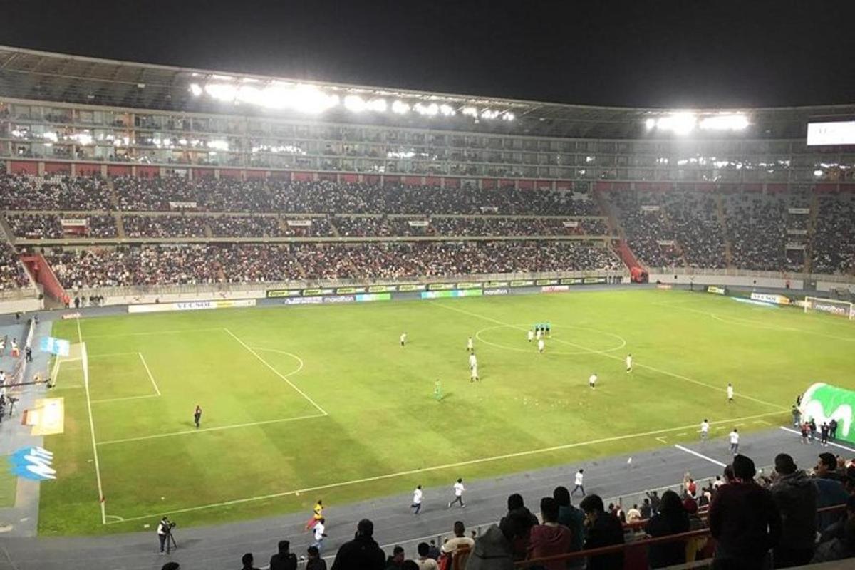 경기장에서 축구 경기를 보는 사람들