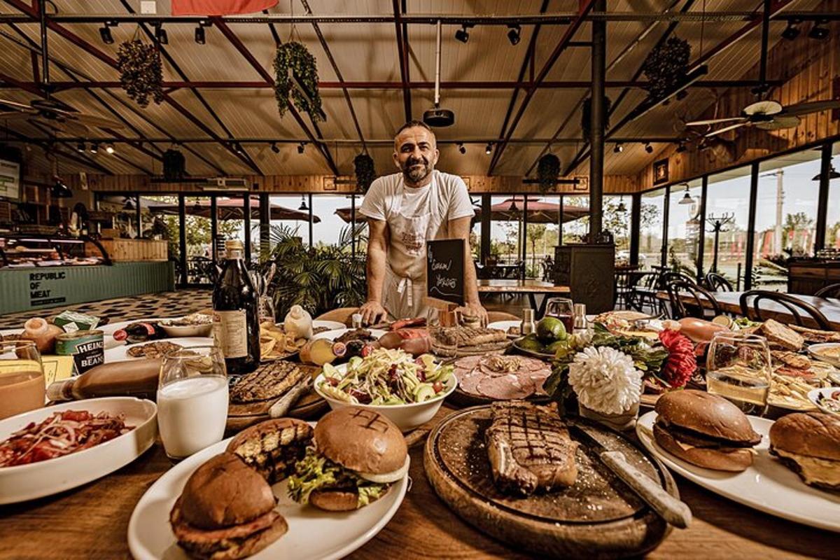 un uomo in piedi davanti a un tavolo pieno di cibo