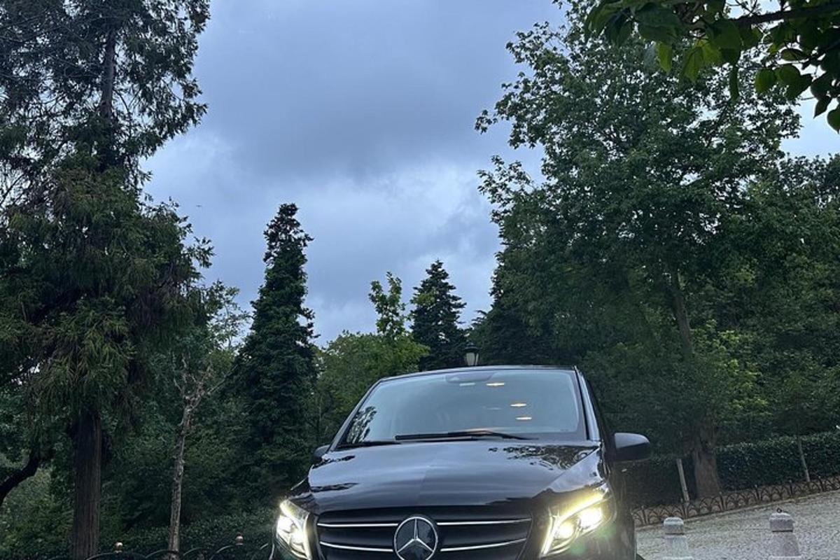 un'auto Mercedes Benz con le luci accese