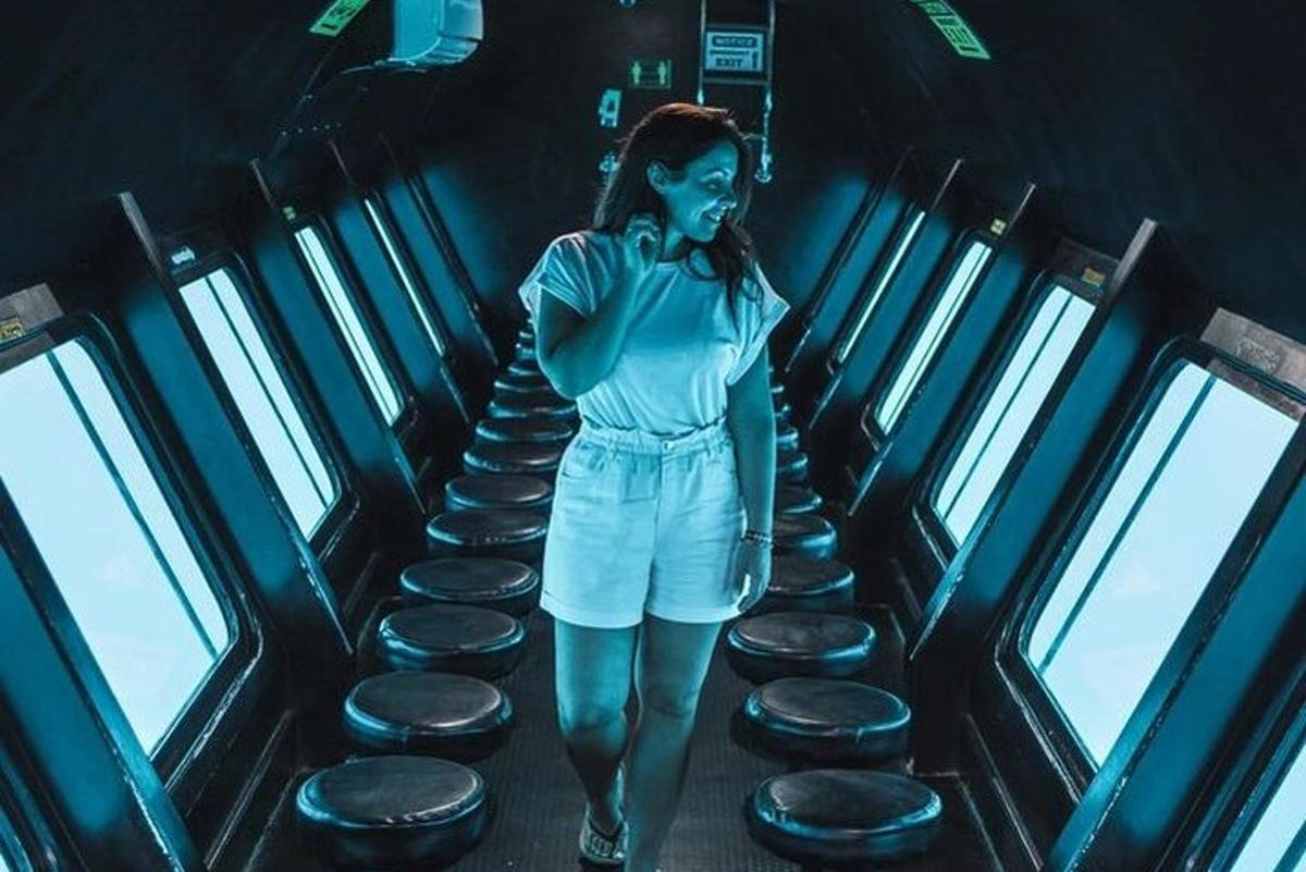 una donna è in piedi su un treno