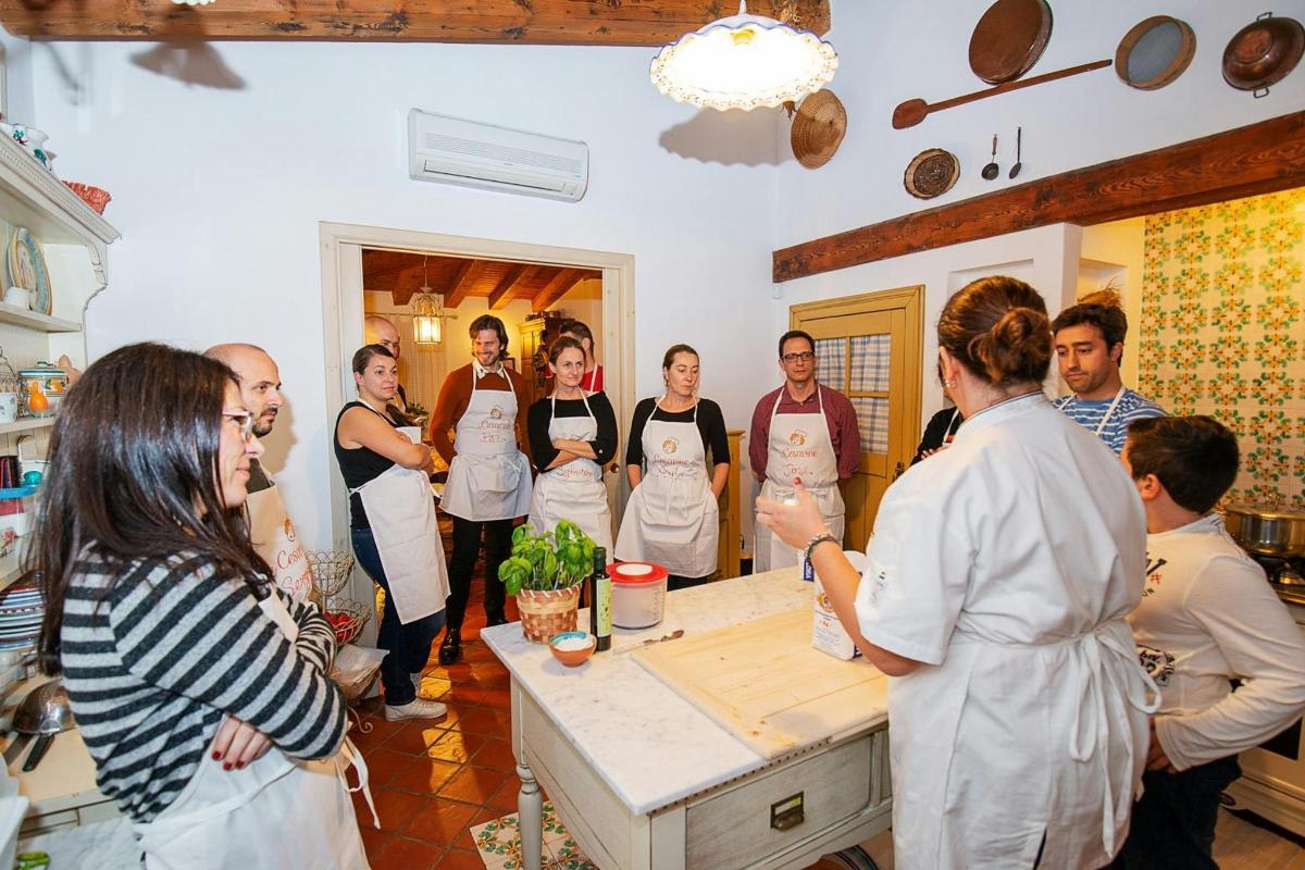 Un grupo de personas en una cocina preparando comida.