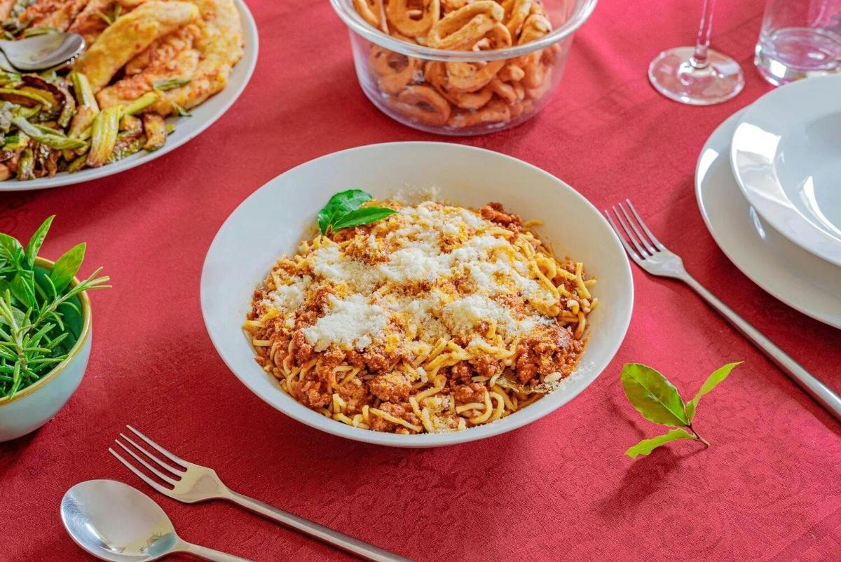 Una mesa con platos de comida sobre una mesa roja.