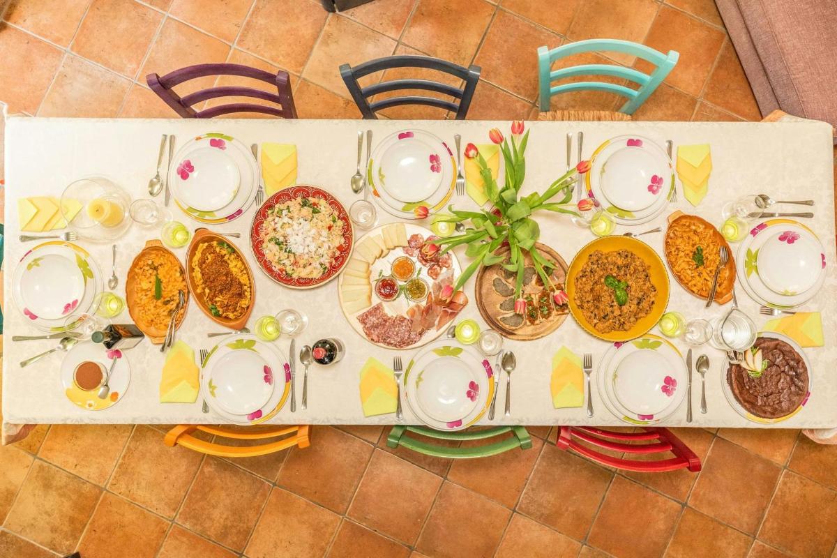 uma mesa com pratos de comida sobre ela