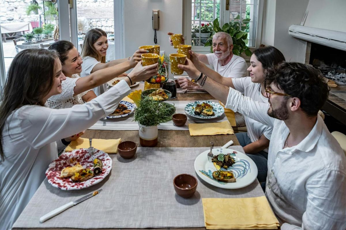 um grupo de pessoas sentadas ao redor de uma mesa bebendo cerveja