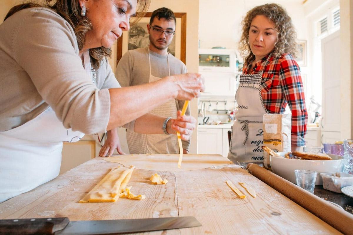 un gruppo di persone in piedi in una cucina che prepara il cibo