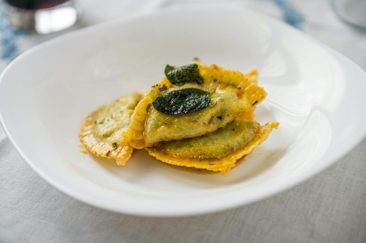 un piatto bianco con un pezzo di cibo sopra