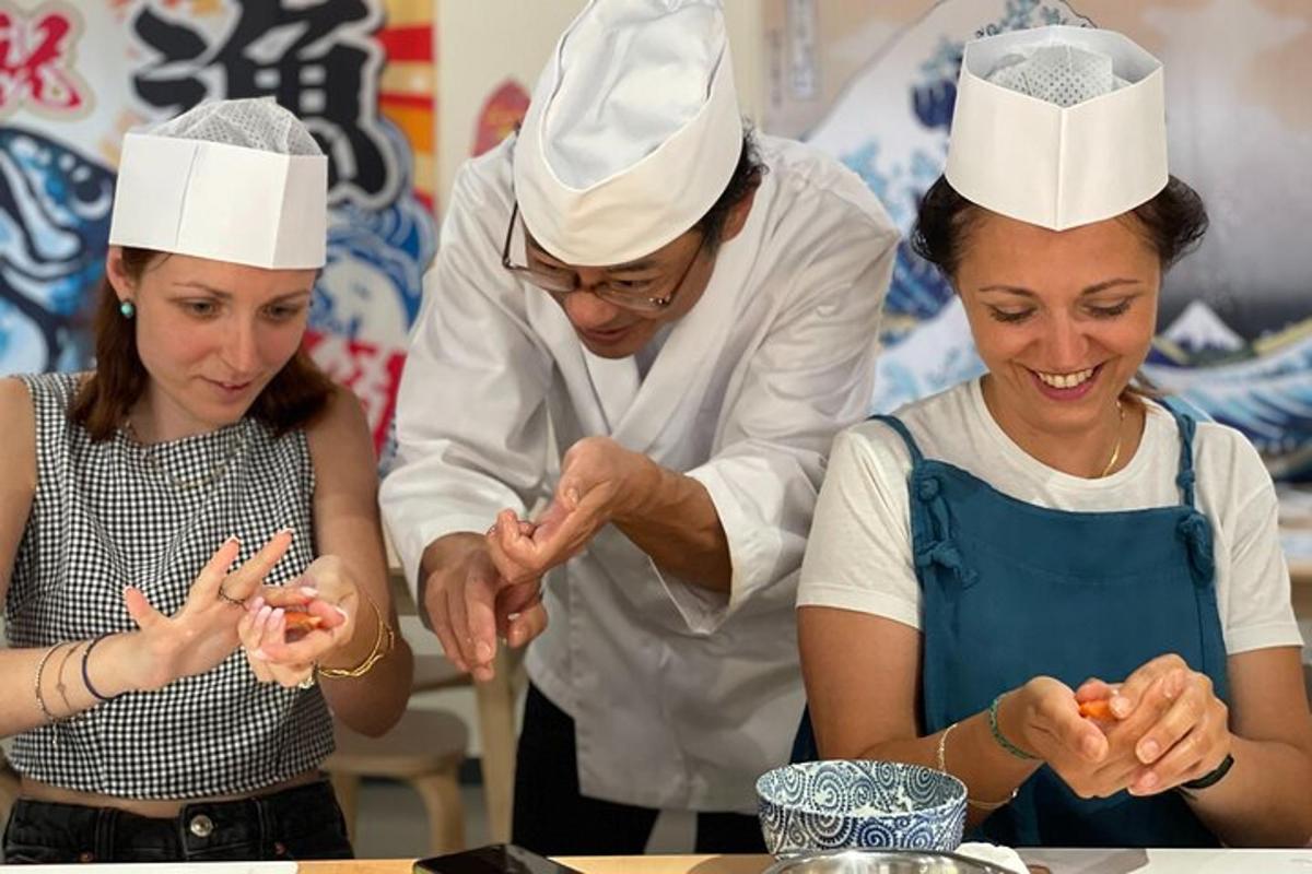 两名妇女和一名厨师在厨房准备食物