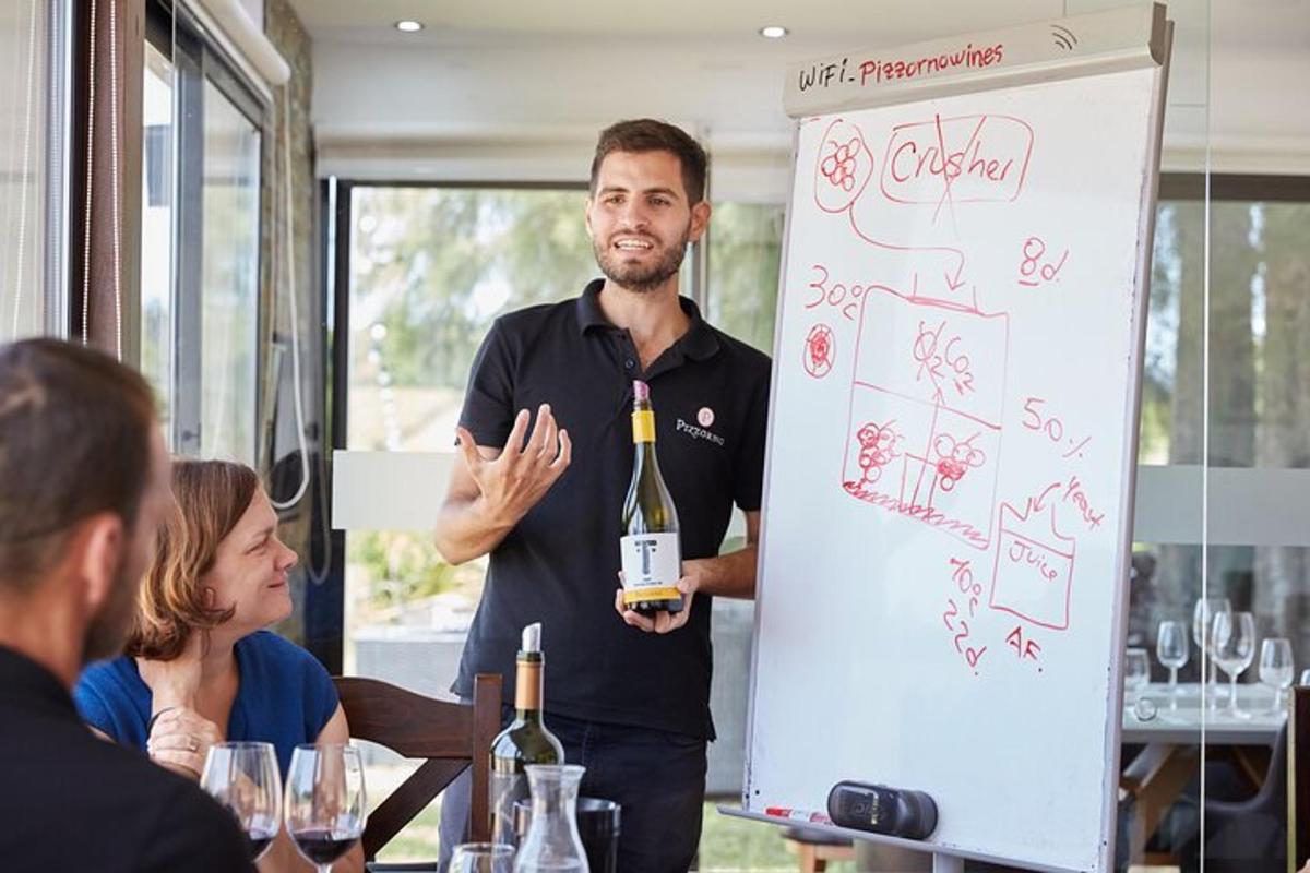 un uomo che tiene in mano una bottiglia di vino in una stanza