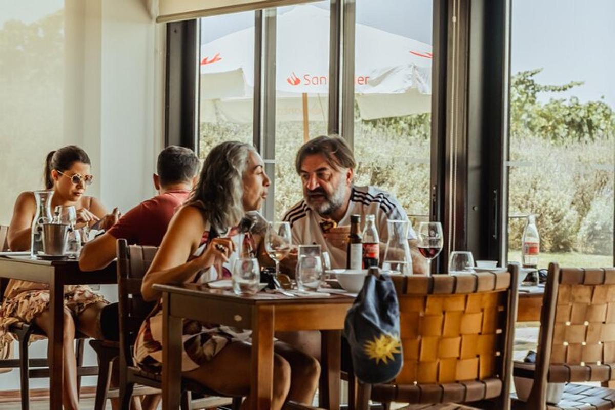 un gruppo di persone sedute a un tavolo in un ristorante