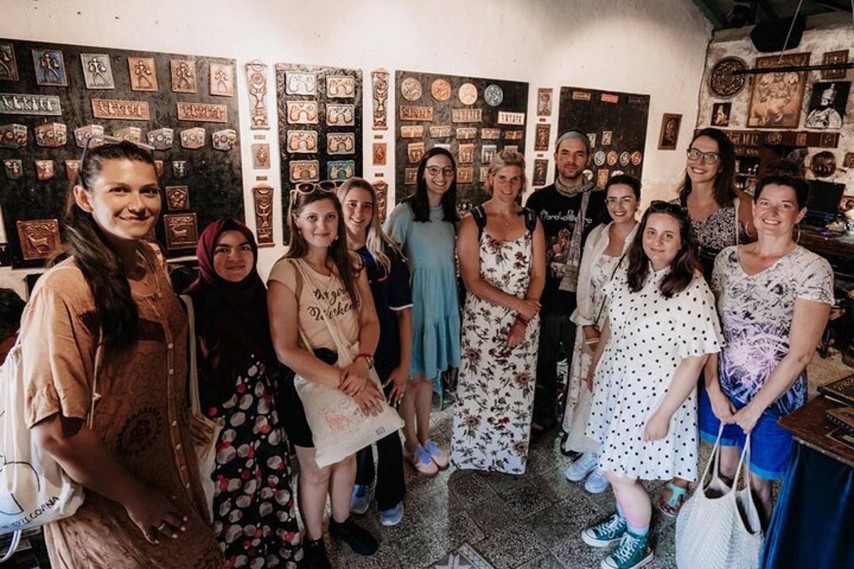 un gruppo di persone che posano per una foto in una stanza