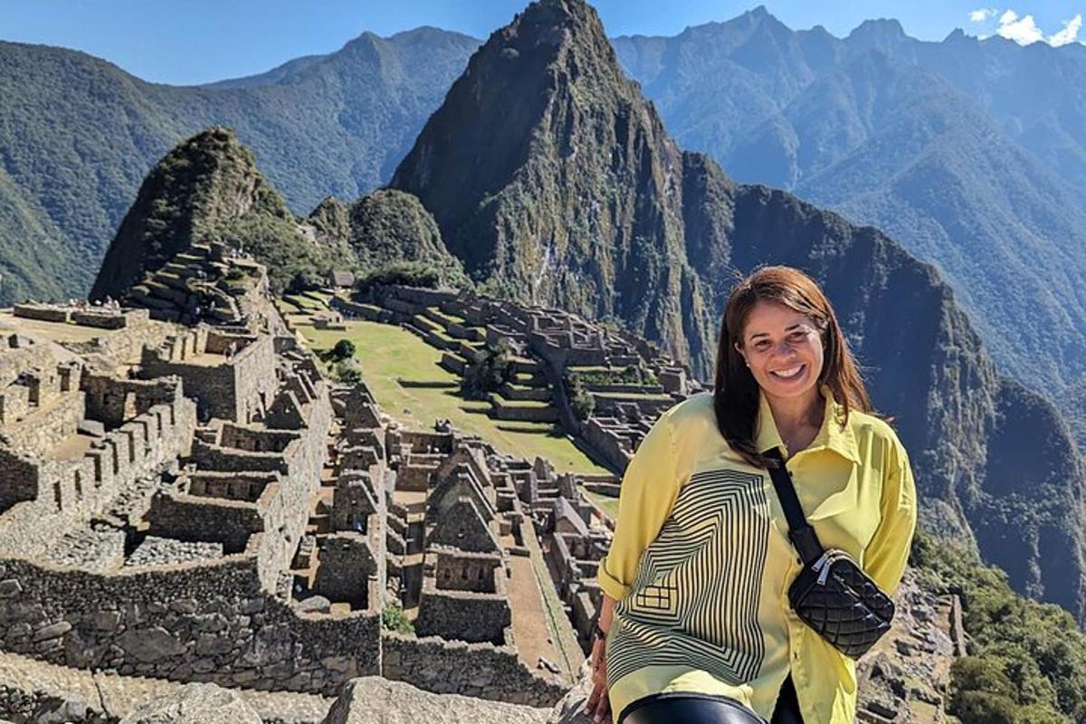 seorang wanita berdiri di tepi gunung
