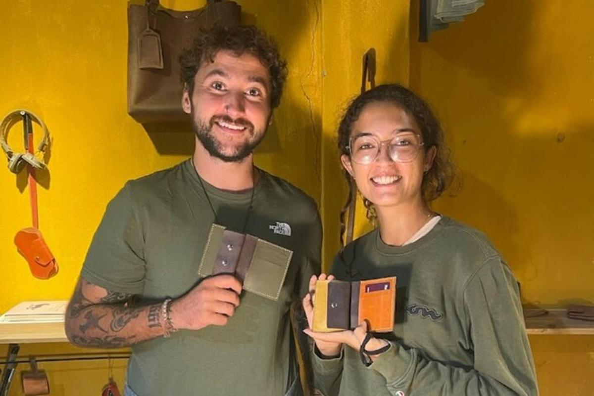un uomo e una donna in piedi uno accanto all'altro