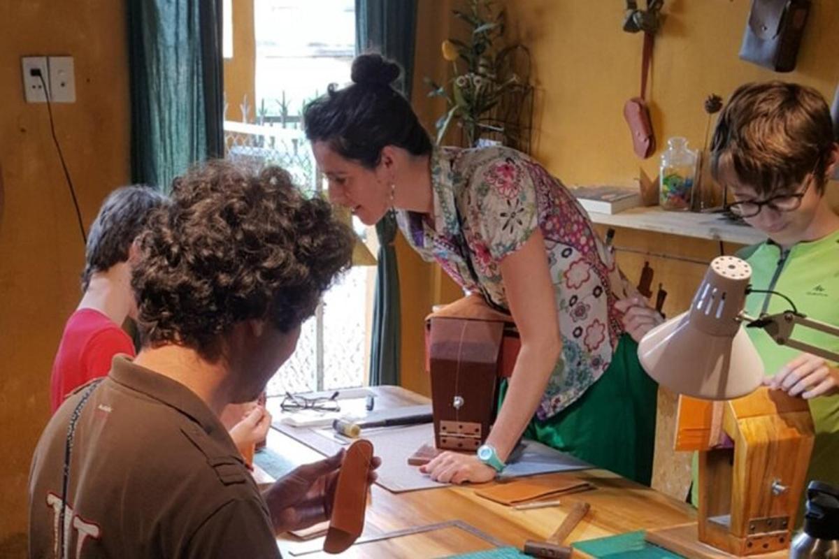 una donna in piedi a un tavolo con un gruppo di persone