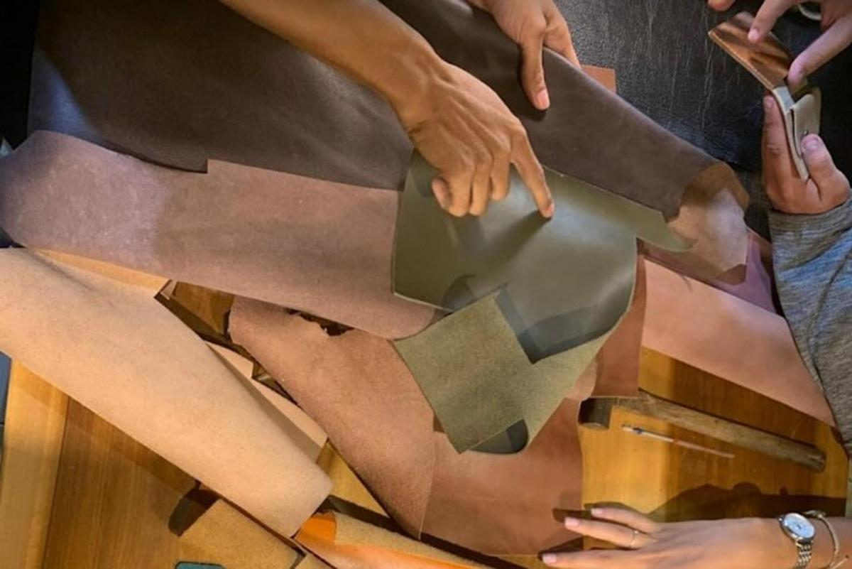 un gruppo di persone che lavorano a un dipinto