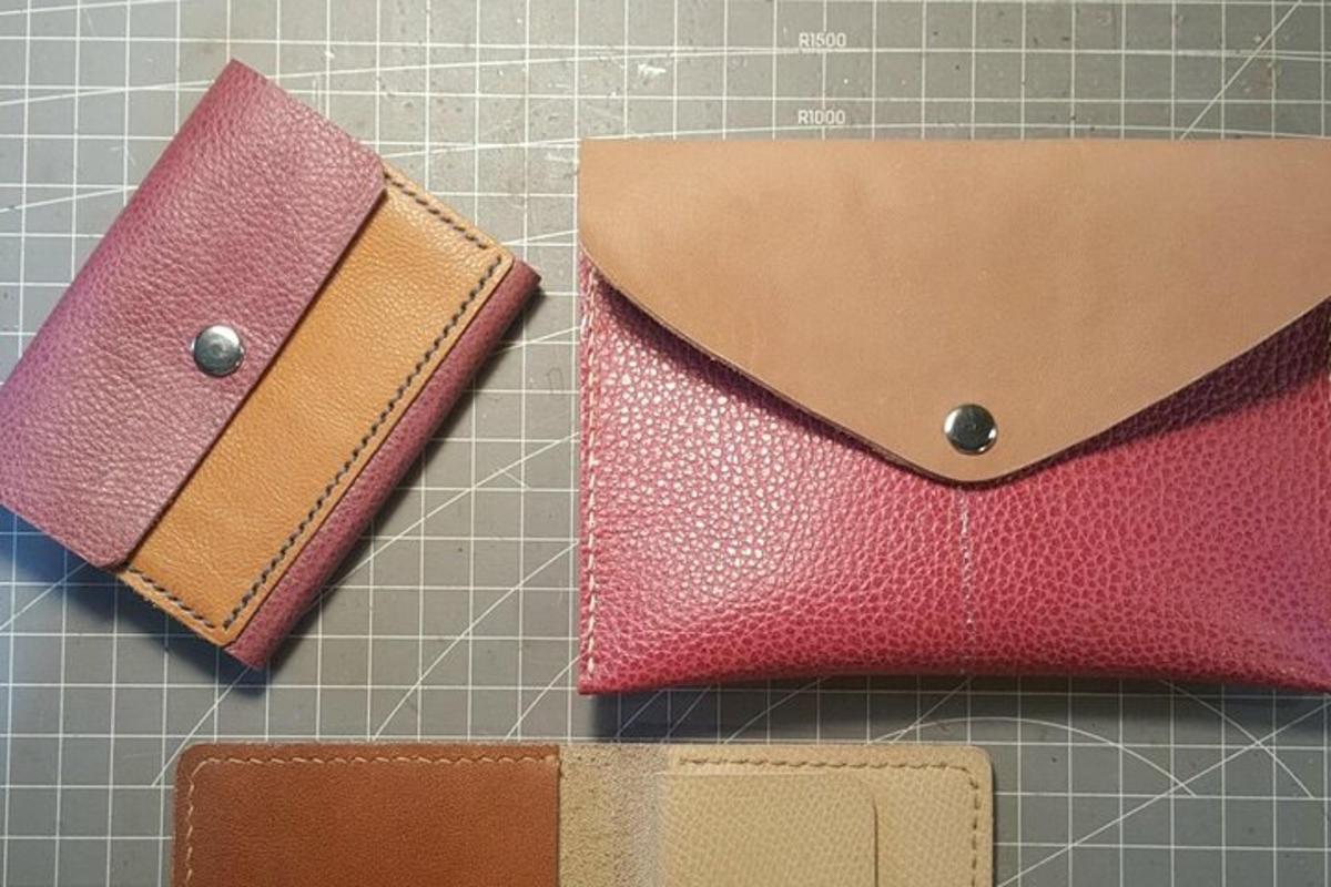 zwei Brieftaschen auf einem Tisch