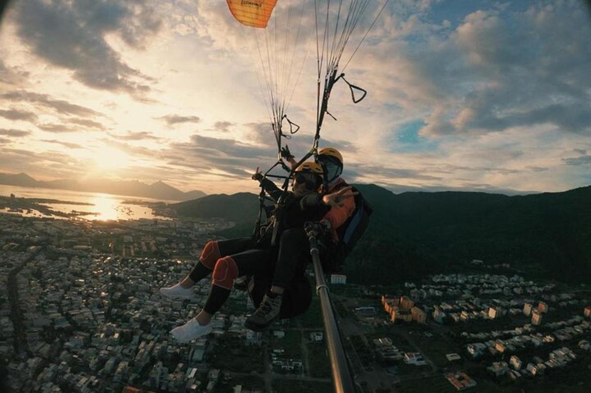 Dos personas están volando en paracaídas sobre una ciudad.