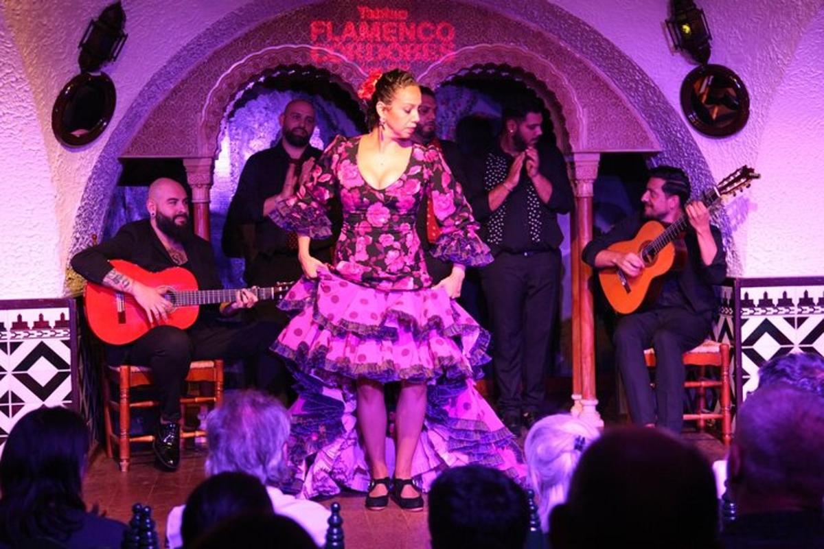 una donna in un vestito rosa in piedi su un palco