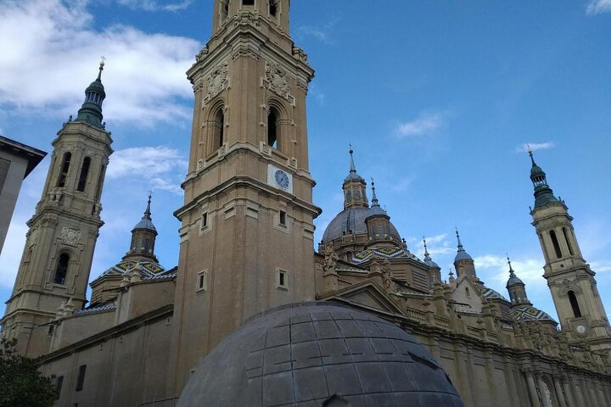 un edificio con una torre con un orologio sopra