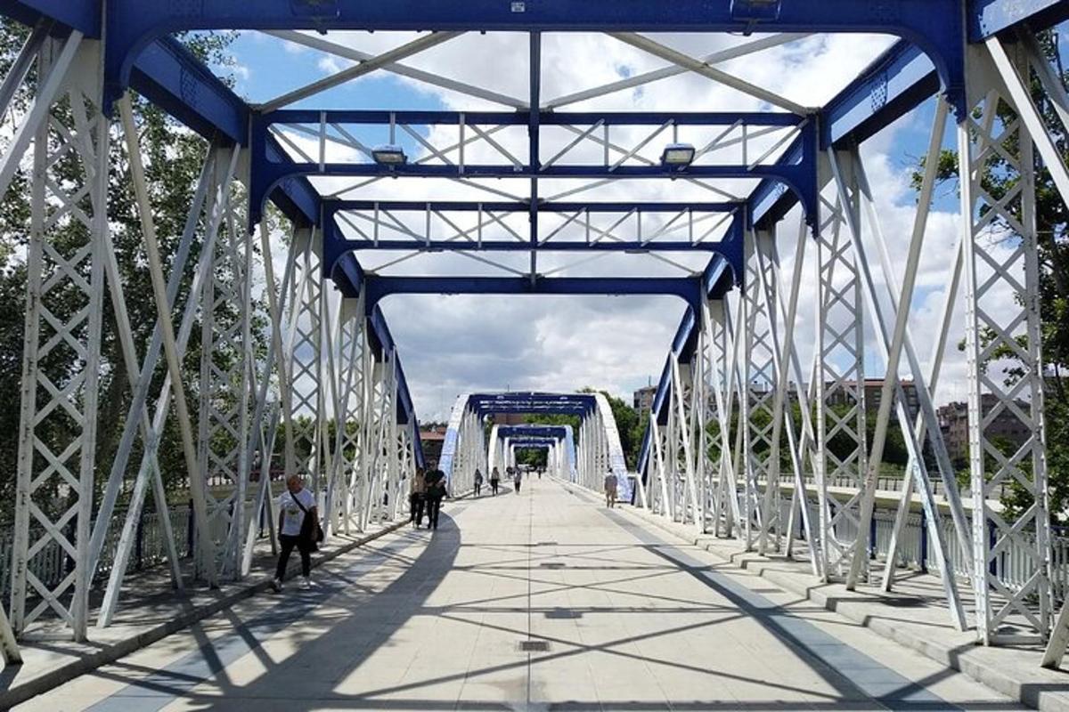 un ponte blu e bianco con persone che ci camminano sopra