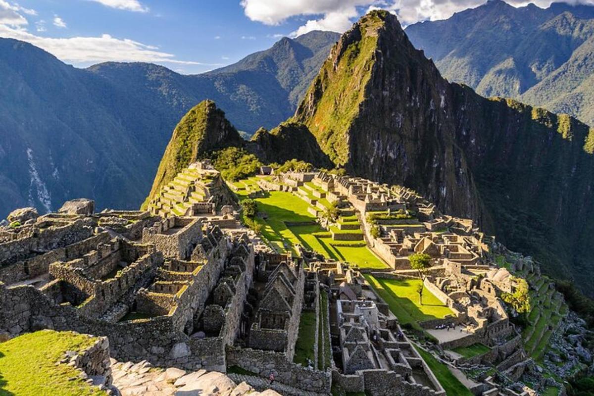 Machu Picchu látképe egy hegy tetejéről