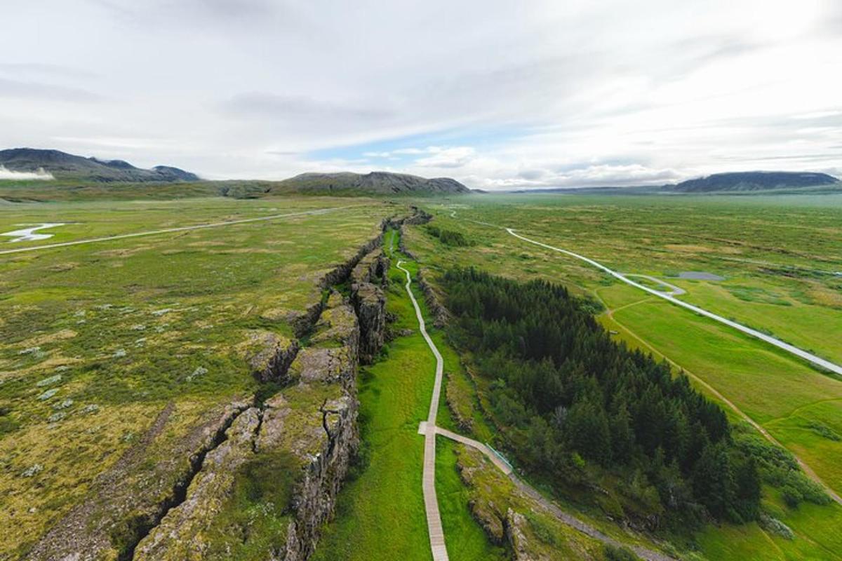 Loftmynd af akri með malarvegi