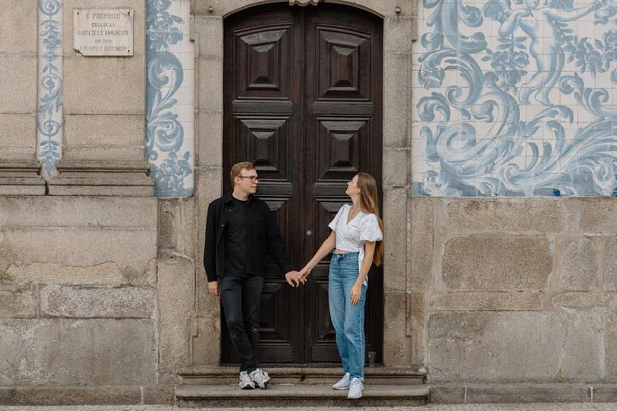 Un hombre y una mujer de pie frente a una puerta