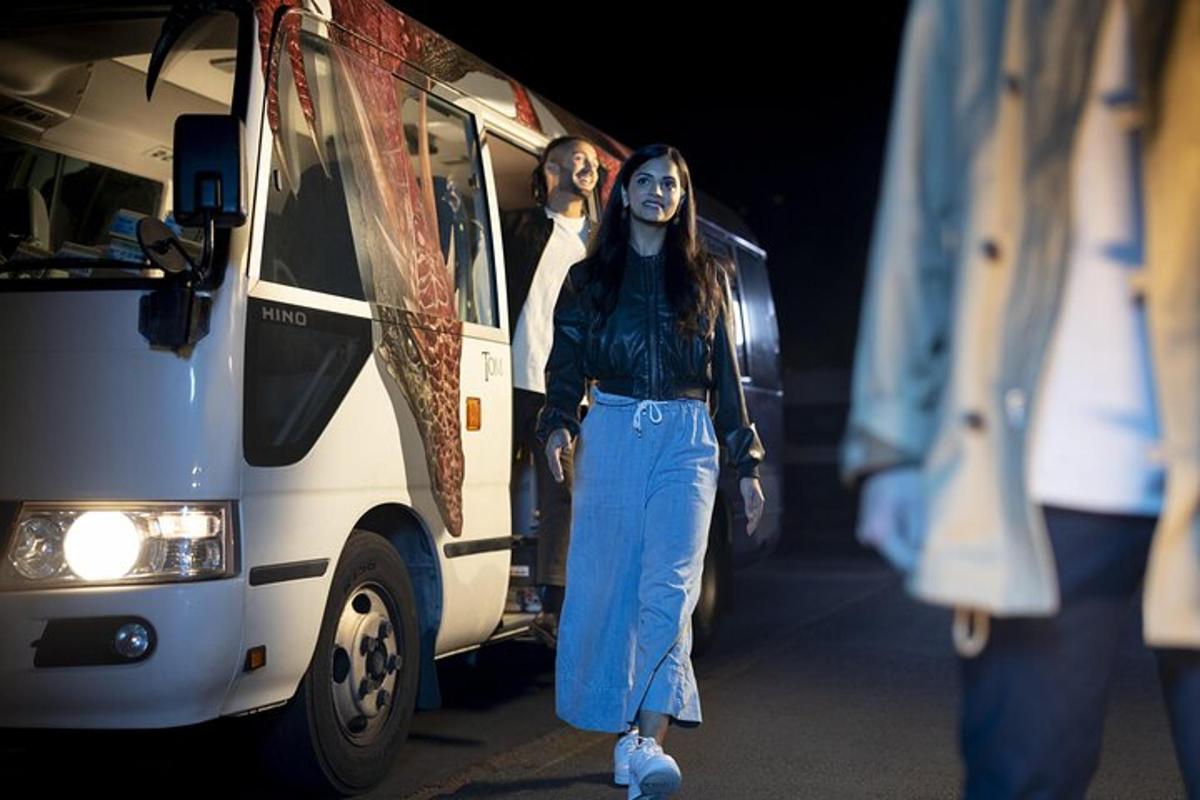 žena vychází z autobusu