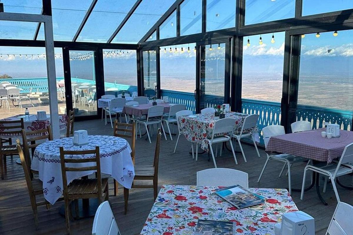 restaurace se stoly a židlemi s výhledem na oceán