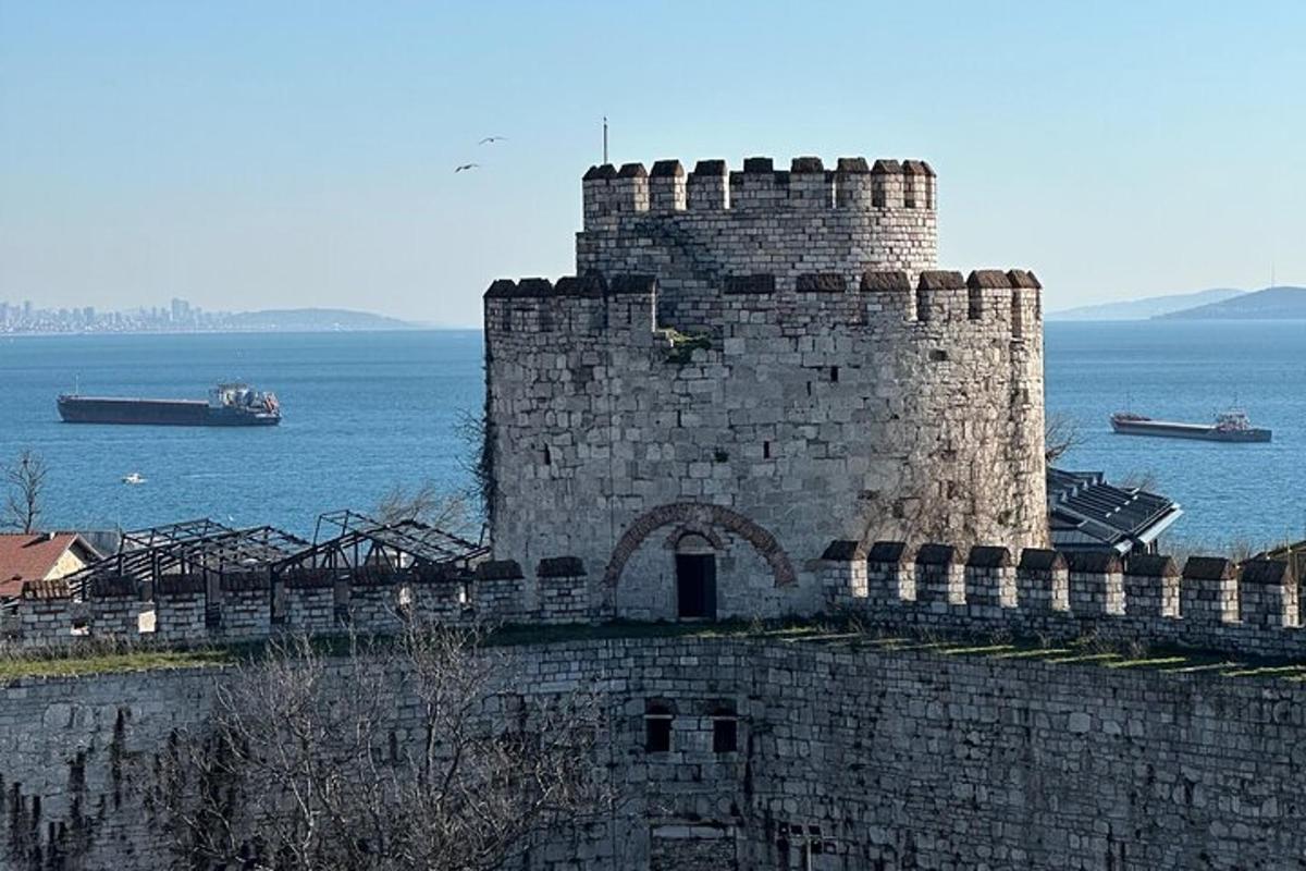 starý hrad s oceánem v pozadí